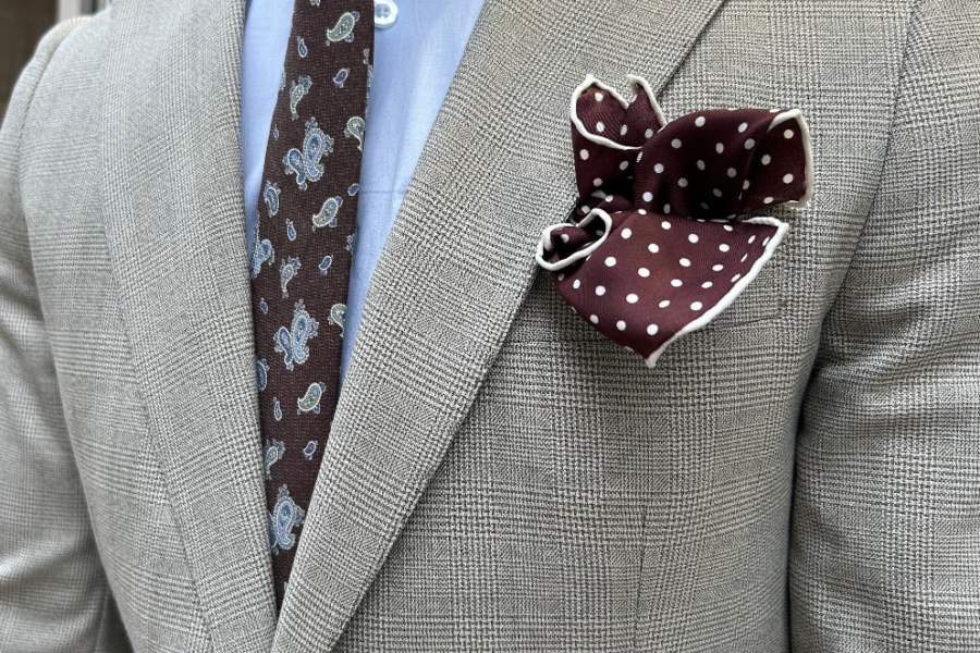 ¿De verdad hay qué combinar la corbata con el vestido de la pareja?