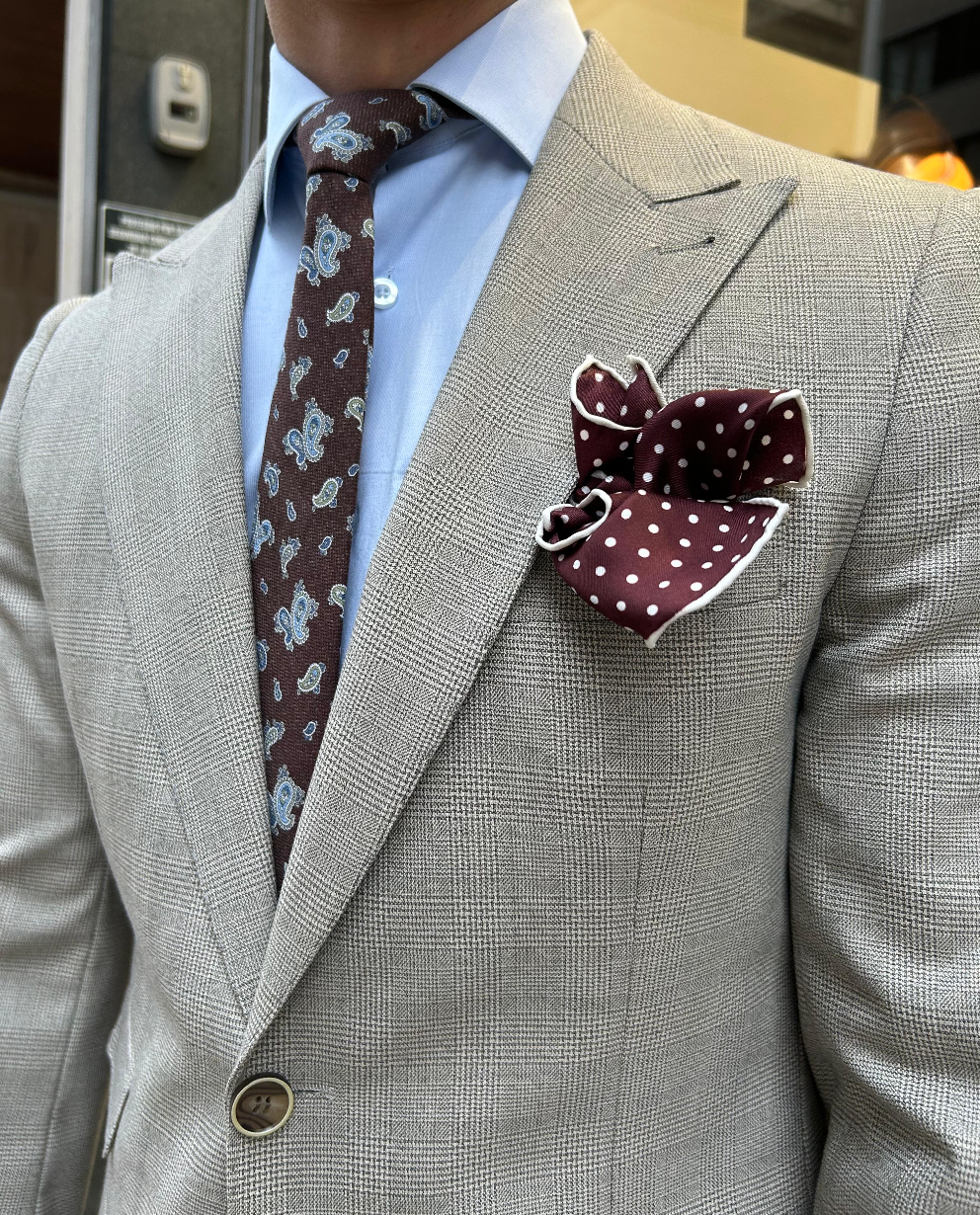 ¿De verdad hay qué combinar la corbata con el vestido de la pareja?